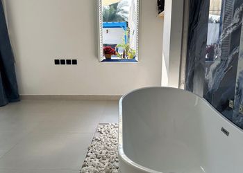 شاليه بجلسة خارجية ومسبح 