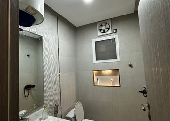 شقة بصالة وثلاث غرف نوم