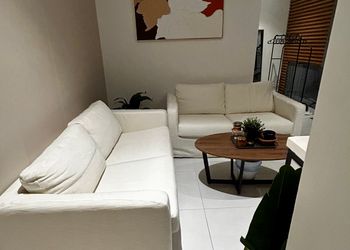 استديو بأثاث مريح وبسيط 