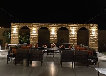 مزرعة بمسطح اخضر وجلسة