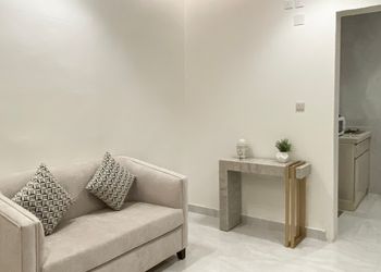 استديو بأثاث مريح وبسيط 
