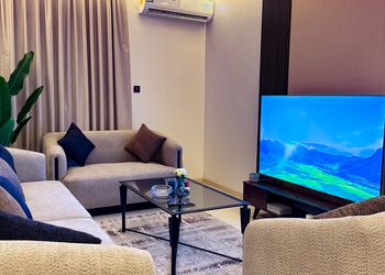 شقة بصالة أنيقة ودخول ذاتي