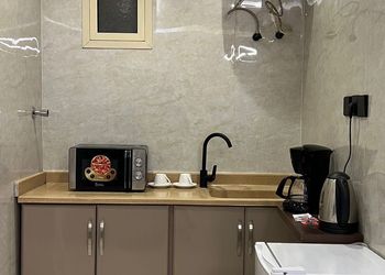 استديو بأثاث مريح وبسيط 