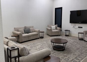استراحة بمجلس وفناء خارجي 