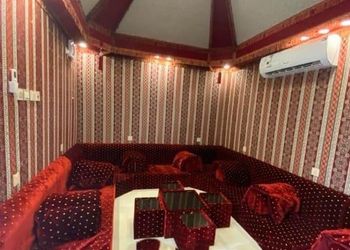 شاليه بمسطح اخضر وجلسة خارجية 