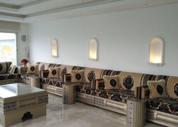 شاليه بجلسة خارجية ومسطح اخضر