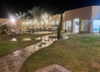 شاليه بمسطح اخضر وجلسة خارجية 