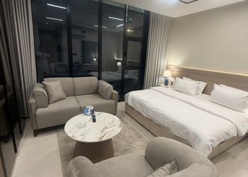 استديو بأثاث مريح وبسيط 