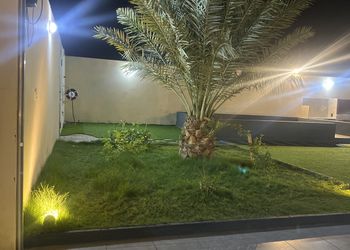 شاليه بجلسة تطل على مسبح خارجي 