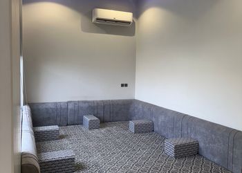 شاليه بركن شواء ومسطح اخضر 