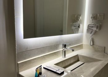 شقة بصالة بأثاث مريح وبسيط 