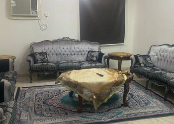 شقة بصالة أنيقة ودخول ذاتي