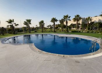 شاليه بمسطح اخضر ومسبح 