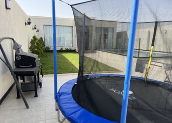 شاليه بمسبح خارجي وجلسة خارجية