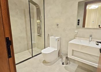 استديو بأثاث مريح وبسيط 