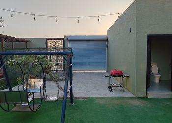 شاليه بمسطح اخضر وجلسة خارجية 