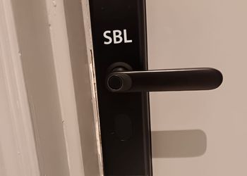 استديو بسرير ماستر وأثاث مريح 