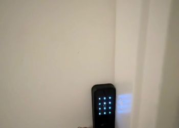 شقة بصالة أنيقة ودخول ذاتي