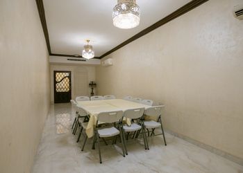 استراحة بملعب كرة قدم و مسبح