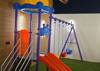 شاليه بجلسة خارجية ومجالس واسعه