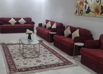 شالية بجلسة مطلة على مسبح 