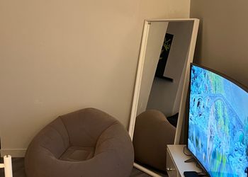 استديو بأثاث مريح بدخول ذاتي