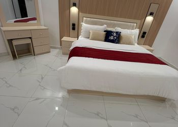 شقة بصالة وثلاث غرف نوم