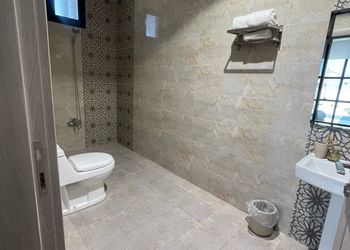 شاليه عائلي انيق بجلسة خارجية