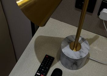 استديو بأثاث مريح وبسيط 