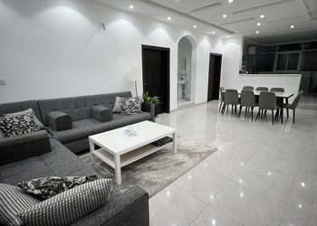 شقة بصالة مريحة وغرفتين نوم 