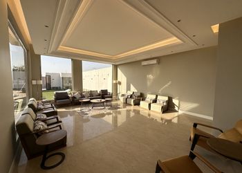 شاليه بمسطح اخضر و مسبح