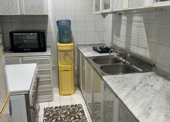 شقة بثلاث غرف نوم وصالة جلوس 
