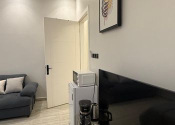 استديو بأثاث مريح وبسيط 