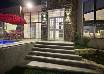شاليه بمسبح ومسطح اخضر