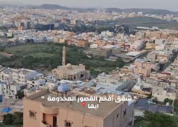 شقة بصالة جلوس وغرفتين نوم 
