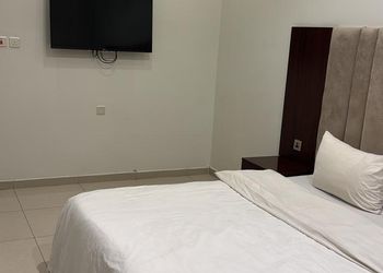 استديو بأثاث مريح وبسيط 