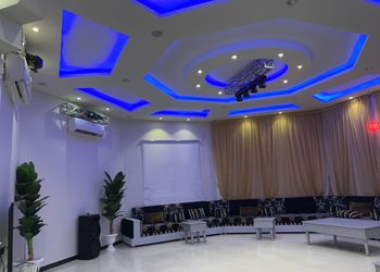 شاليه بجلسة تطل على مسبح خارجي 