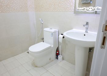 استديو بأثاث مريح وبسيط 