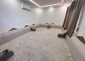 شاليه بجلسة تطل على مسبح خارجي 