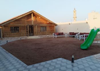 شاليه بجلسة خارجية ومسبح 