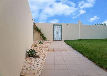 شاليه بصالة ومسطح اخضر