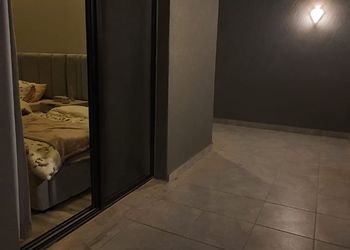 شقة بصالة وثلاث غرف نوم بموقع مميز 