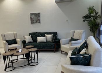 شاليه بجلسة خارجية ومسطح اخضر