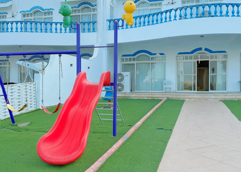 شاليه بصالة مطلة على البحر 