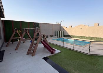 شالية انيق بجلسة خارجية ومسبح