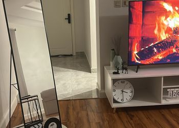 استديو بأثاث مريح وبسيط