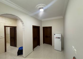 شقة بغرفة معيشة وغرفتين نوم