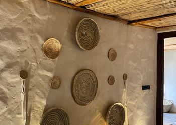 استراحة بمسبح خارجي ومسطح اخضر