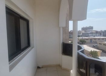 شقة بغرفة معيشة وغرفة نوم 
