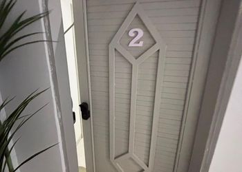 شقة بصالة مريحة وغرفتين نوم 